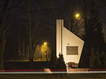 1614974668_pomnik_pomordowanym_w_czasie_ii_wojny_swiatowej_mieszkancom_msc._skarzysko_koscielne_fot.___kopia.jpg