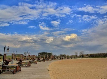 1665498430_plaza_nad_zalewem_w_korycinie.jpg