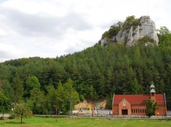 1724756966_kosciol_w_szklarach_na_tle_skaly_brodlo_1.jpg